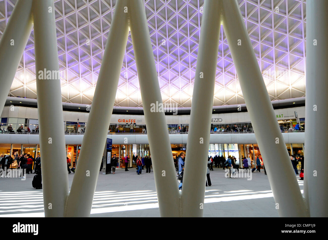 La gare de Kings Cross hall de départ vue vers mezzanine vu au-delà des colonnes d'appui du toit Banque D'Images