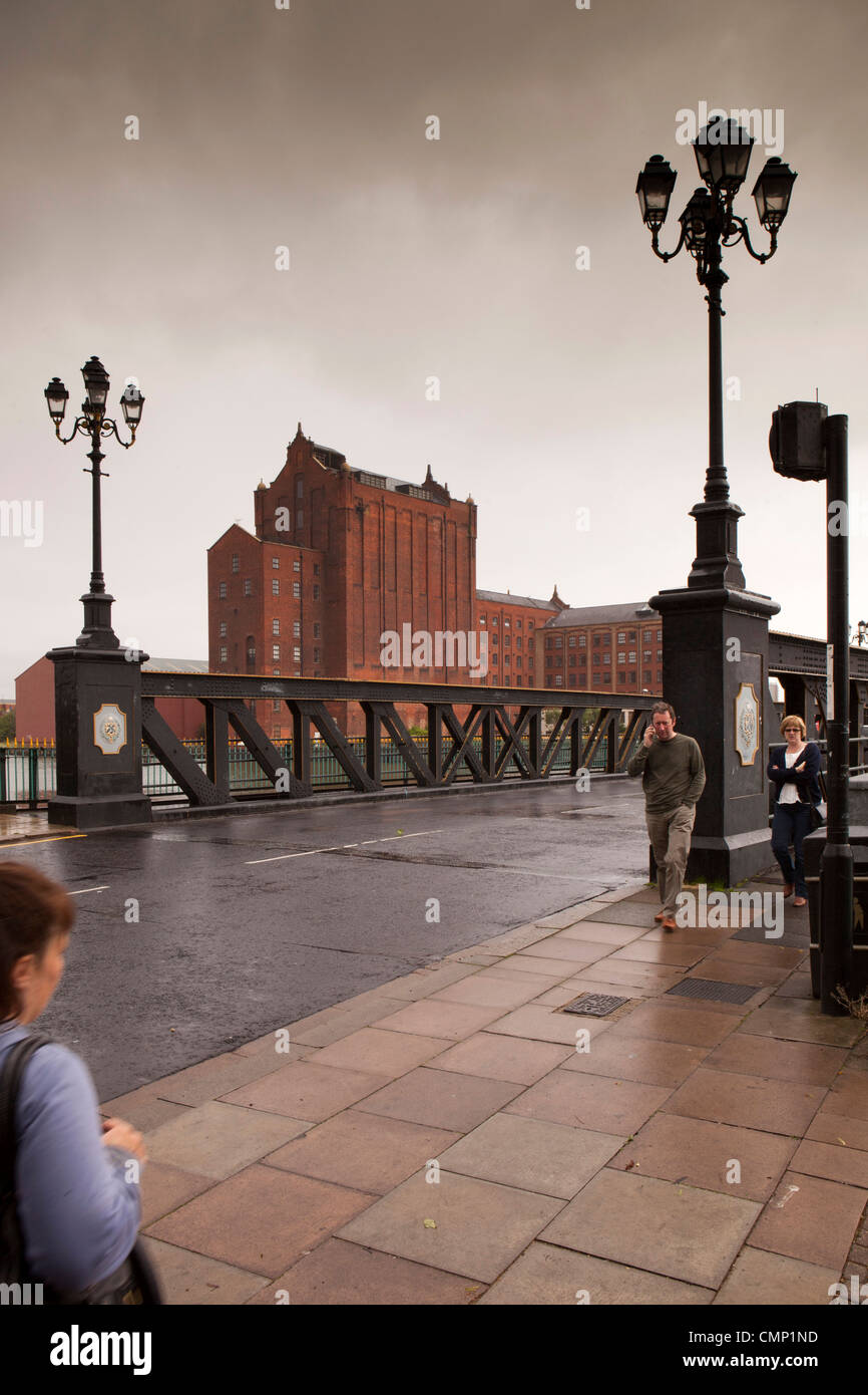 Royaume-uni, Angleterre, Lincolnshire, Grimsby, personnes traversant le pont Victoria Wharf de Corporation Banque D'Images