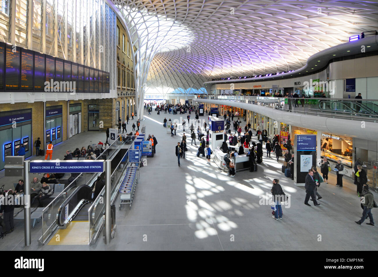 La gare de Kings Cross hall de départ avec sortie pour les services souterrains et les unités de vente au détail en dessous de mezzanine Banque D'Images