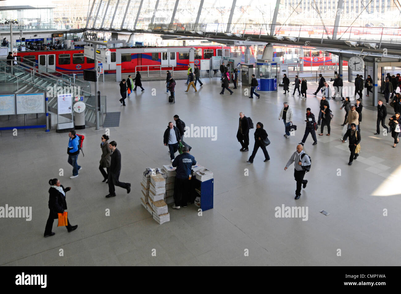 L'intérieurapt Stratford London UK gare hall d'échange pour le Docklands Light Railway service à plate-forme et des connexions à de nombreux autres itinéraires Banque D'Images