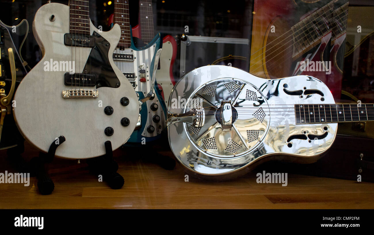 Guitares sur afficher dans la fenêtre d'un magasin de musique de la ville de New York. Banque D'Images