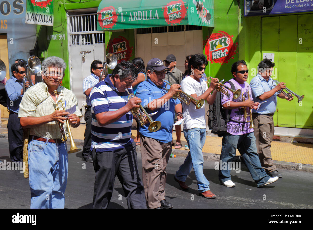 Arica Chile,Avenida Arturo Prat,Carnaval Andino,Carnaval andin Carnival,parade,répétition,indigène,patrimoine Aymara,folklore,célébration,hispanique latin Latino Banque D'Images