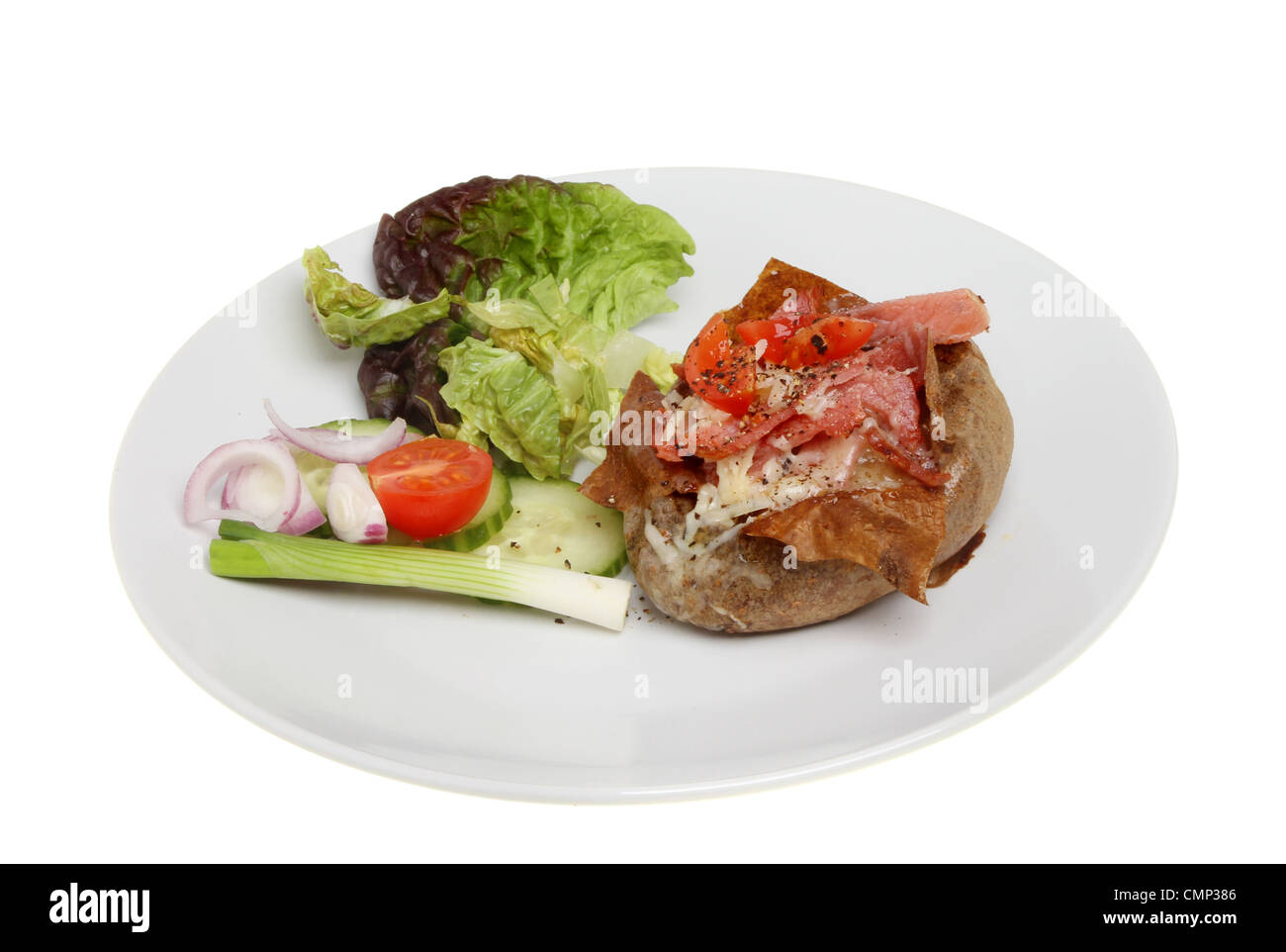 De fromage et de bacon, pomme de terre au four et de la salade sur une assiette blanche contre isolés Banque D'Images