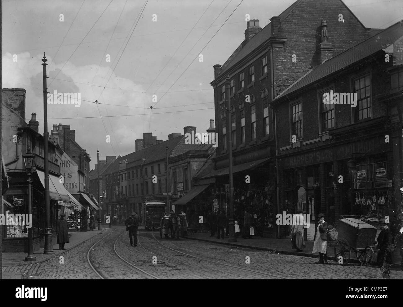 Bilston, High Street, vers 1910. Vue de la rue de l'Église à la recherche en direction de High Street. Les lignes de tramway trolleybus et frais généraux Banque D'Images