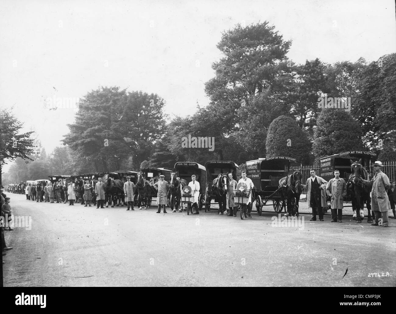 En véhicules, la Société coopérative de Wolverhampton, Wolverhampton, début 20e siècle. Une ligne dans le West Park, de bicyclettes et Banque D'Images