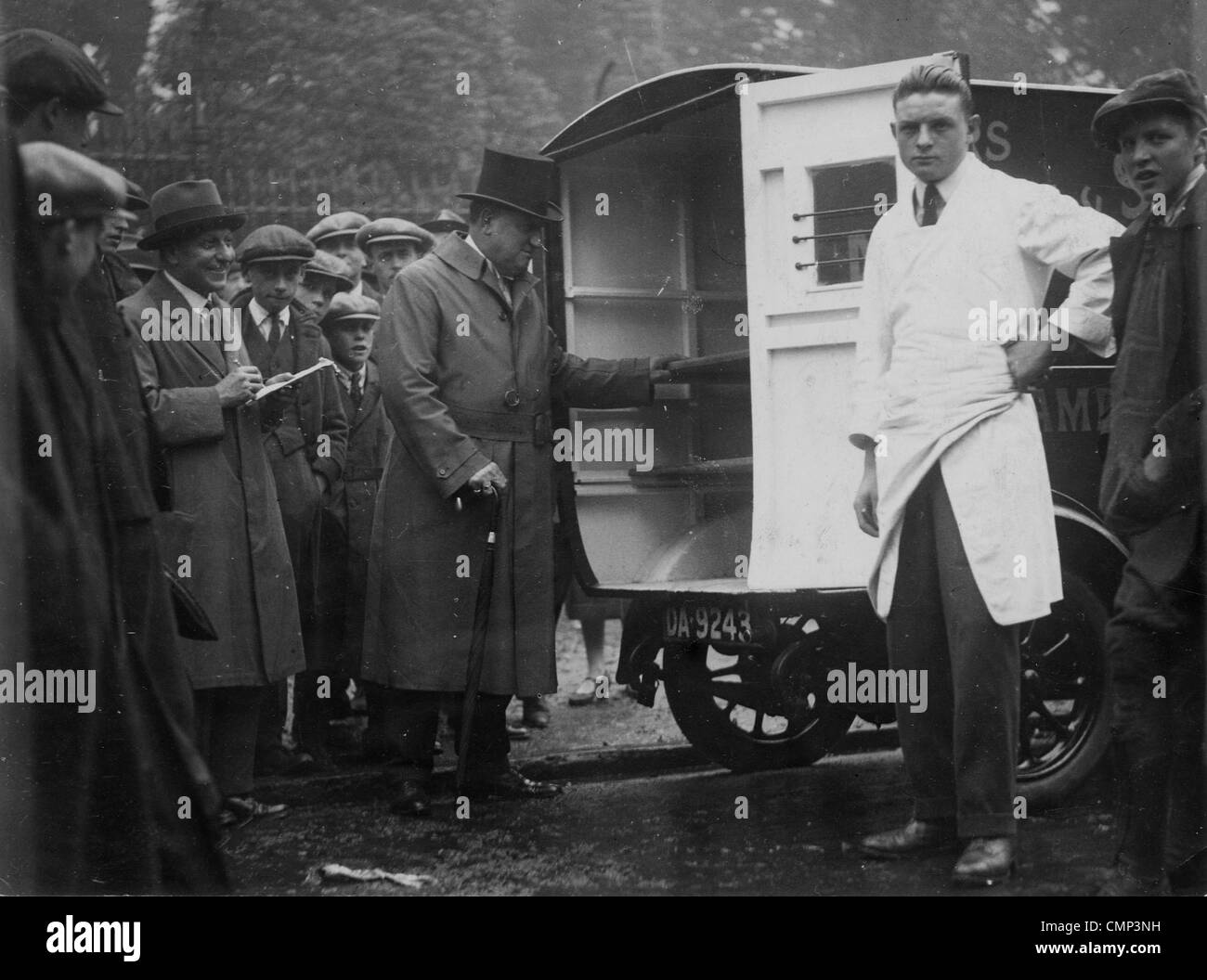 Butcher's Van, Wolverhampton, 1930. Le maire de Wolverhampton (en haut de la hat) l'inspection de la propreté de la première papillon motorisé Banque D'Images