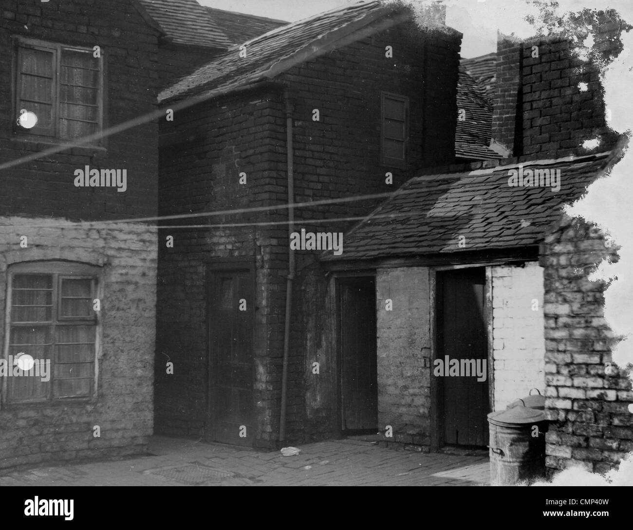 Bridge Street, au début du xxe, Bilston 100. Les toilettes à l'extérieur dans une arrière-cour dans Bridge Street. Le logement, les rues, les photos Banque D'Images