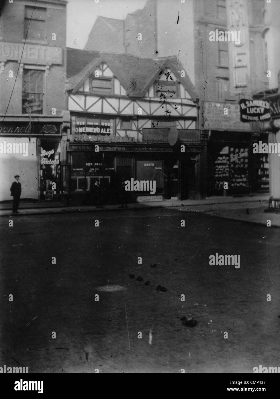 Dudley Street, Wolverhampton, années 20. Une vue sur le bâtiment du 17ème siècle contenant Ye Olde Ale Magasins. Parmi les autres Banque D'Images