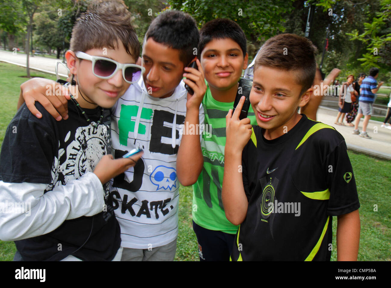 Santiago Chile, Parque Forestal, parc urbain, terres récupérées, Hispanic Latinos garçons ethniques garçons, mâle enfant enfants enfants enfants enfant, Tween, étudiant Banque D'Images