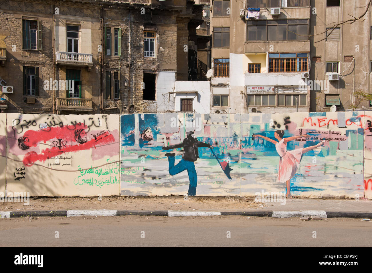 Peinture murale sur célèbre Mohamed Mahmoud street Cairo Egypt-This a été inspiré par une photo d'un manifestant grec danse avec une ballerine Banque D'Images