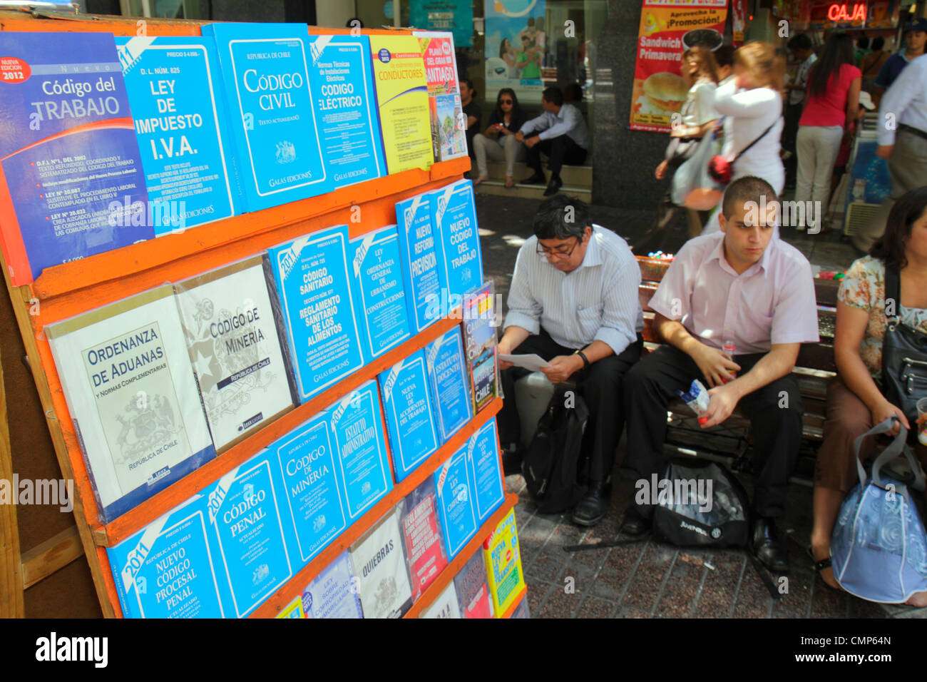 Santiago Chili, Paseo Ahumada, arcade de centre commercial piétonnier, hispanique hispanique latins latino latino latinos, hispanique parlant espagnol, homme hommes adultes adultes masculins, lecture, Banque D'Images