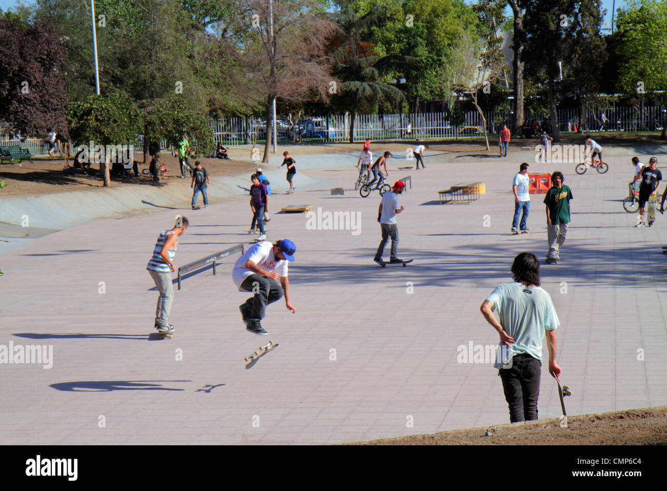 Santiago Chile,Providencia,quartier,Parque Bustamante,parc public,Skate Park,patinage,skateboard,Hispanic boy garçons,mâle enfant enfants enfants youn Banque D'Images
