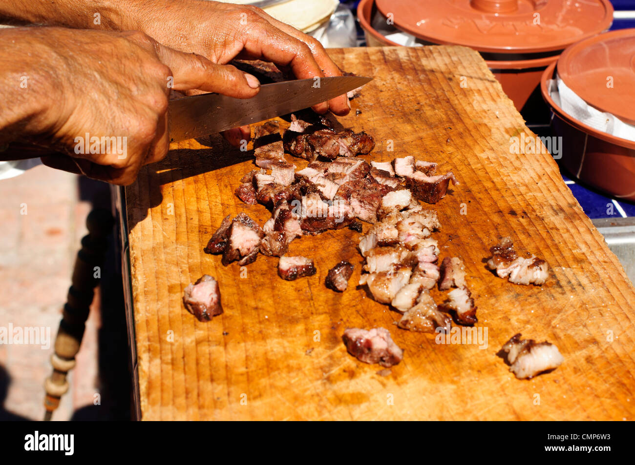 Carne asada pour être hachée après la cuisson sur un barbecue, préparés dans un ranch au Mexique Banque D'Images