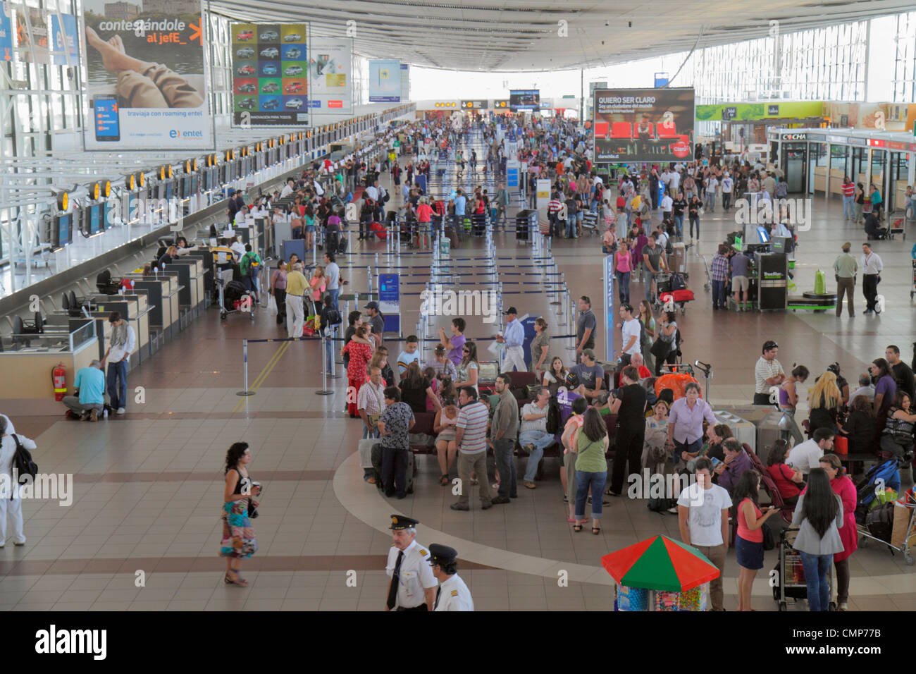 Santiago Chili,Comodoro Arturo Merino Benítez aéroport international,SCL,aviation,terminal passager,femme hispanique femmes,homme hommes,bagages,s Banque D'Images