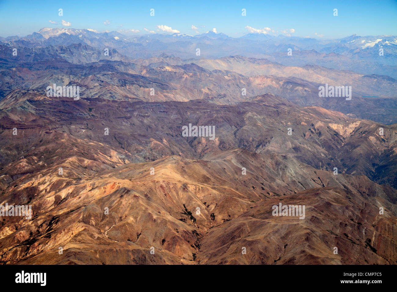 Santiago Chile,Andes Mountains,LAN Airlines,vol à Mendoza,vue de siège de fenêtre,vue aérienne de dessus,science,géographie,gamme,topographie,brume Banque D'Images