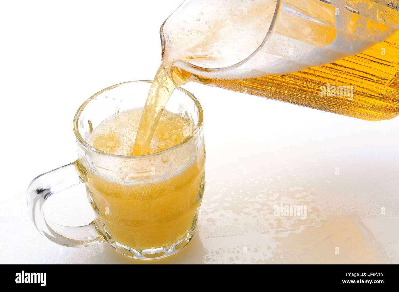 Un pichet de bière et verser dans une grande tasse sur un bar avec comptoir. Format horizontal. Banque D'Images