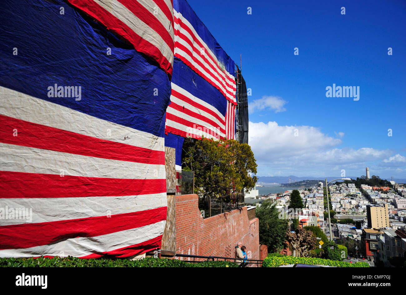D'immenses drapeaux nationaux à Lombard Street, San Francisco CA Banque D'Images