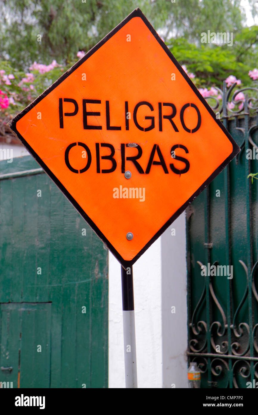 Lima Peru,Barranco District,Calle 28 de Julio,signalisation,langue espagnole,bilingue,peligro,danger,en construction de nouveaux chantiers Banque D'Images