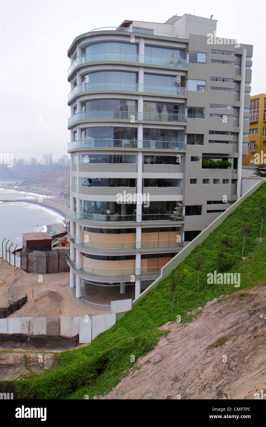 Lima Peru,Barranco District,Malecon,Océan Pacifique,eau,côte,falaise,condominium appartement résidentiel immeubles, multi fami Banque D'Images Lima Peru,Barranco District,Malecon,Océan Pacifique,eau,côte,falaise,condominium appartement résidentiel immeubles, multi fami Banque D'Images