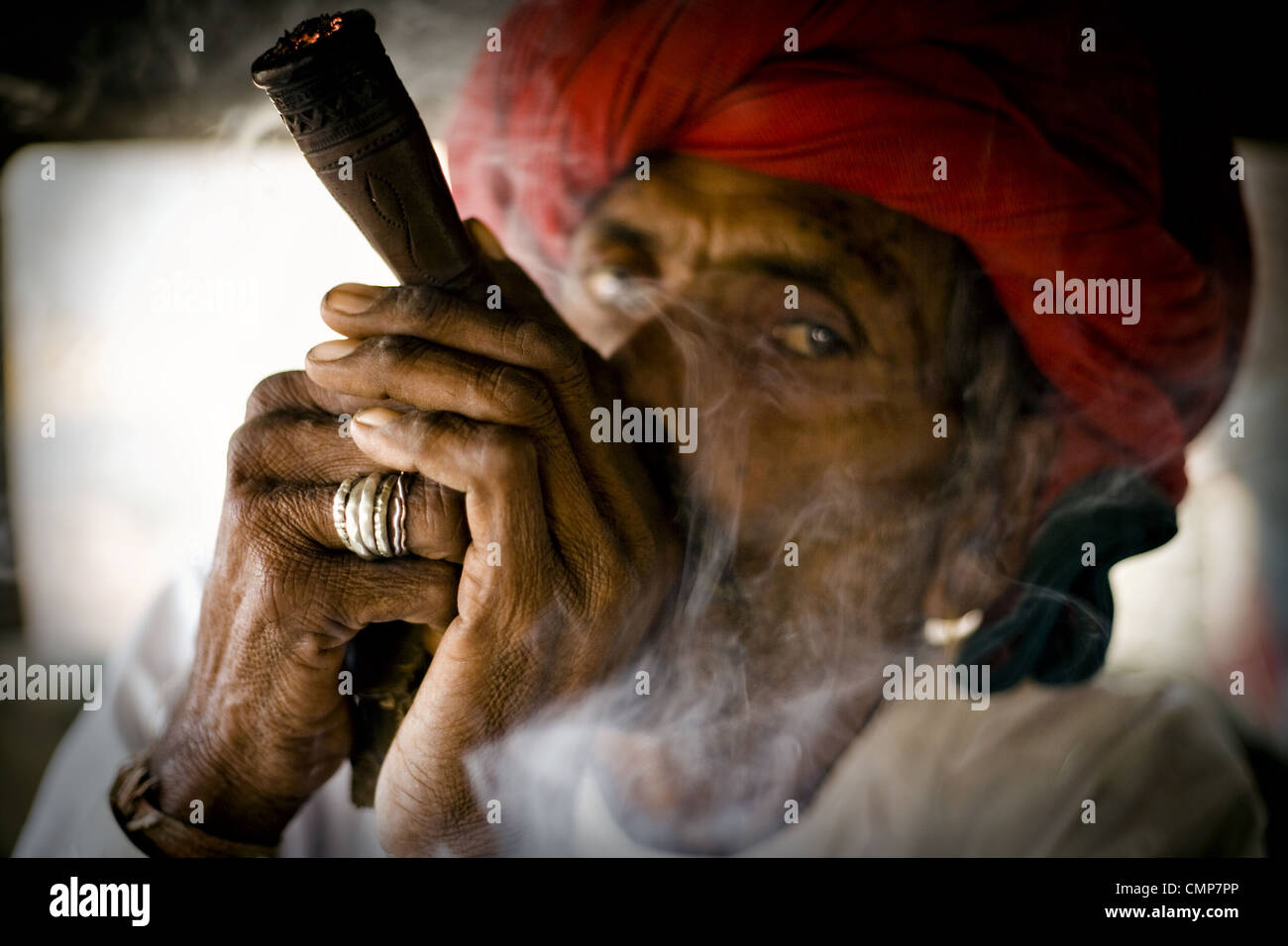 Rabari man smoking chilum(pipe d'argile). Photo prise à campagne près de Abu Road, Rajasthan, Inde. Banque D'Images