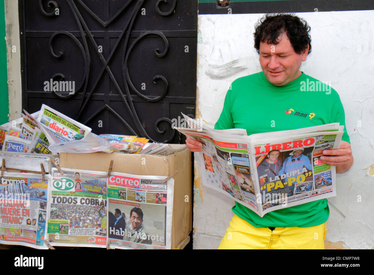 Lima Peru,Barranco District,Calle Miguel Grau,kiosque,journal,périodique,langue espagnole,bilingue,titre,première page,Ojo,Correo,hispanique ethnique Banque D'Images