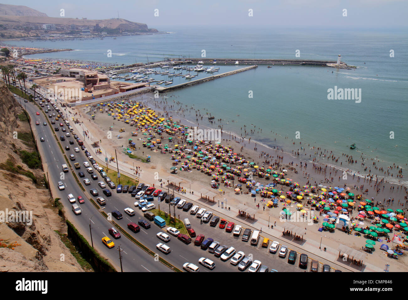 Lima Pérou,Barranco District,Malecon,Circuito de Playas,Playa los Yuyos,Océan Pacifique,eau,côte,Lima Marina Club,vue aérienne,autoroute,voiture,circulation,publ Banque D'Images
