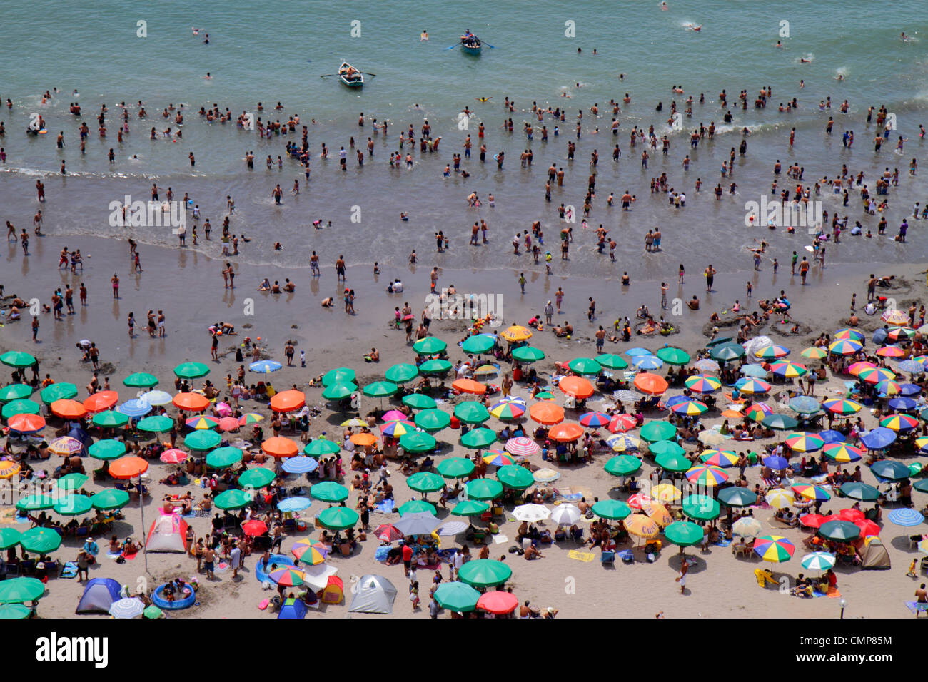 Lima Pérou, Barranco District, Malecon, Circuito de Playas, Playa los Yuyos, Océan Pacifique, eau, côte, vue aérienne, public, plage, foule, bondé, parasol, nain Banque D'Images