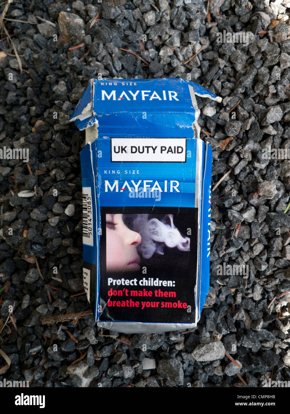 Jeter un paquet de cigarettes cigarettes représentant un enfant de respirer la fumée et un danger pour la santé Tabagisme passif avertissement UK KATHY DEWITT Banque D'Images