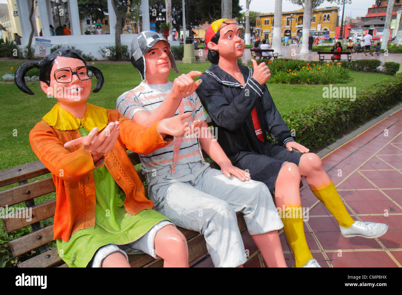 Lima Pérou,Barranco District,Parque Municipal,parc urbain,banc,sculpture,El Chavo del Ocho,télévision mexicaine,sitcom personnages,Chilindrina,Chavo,Quico Banque D'Images