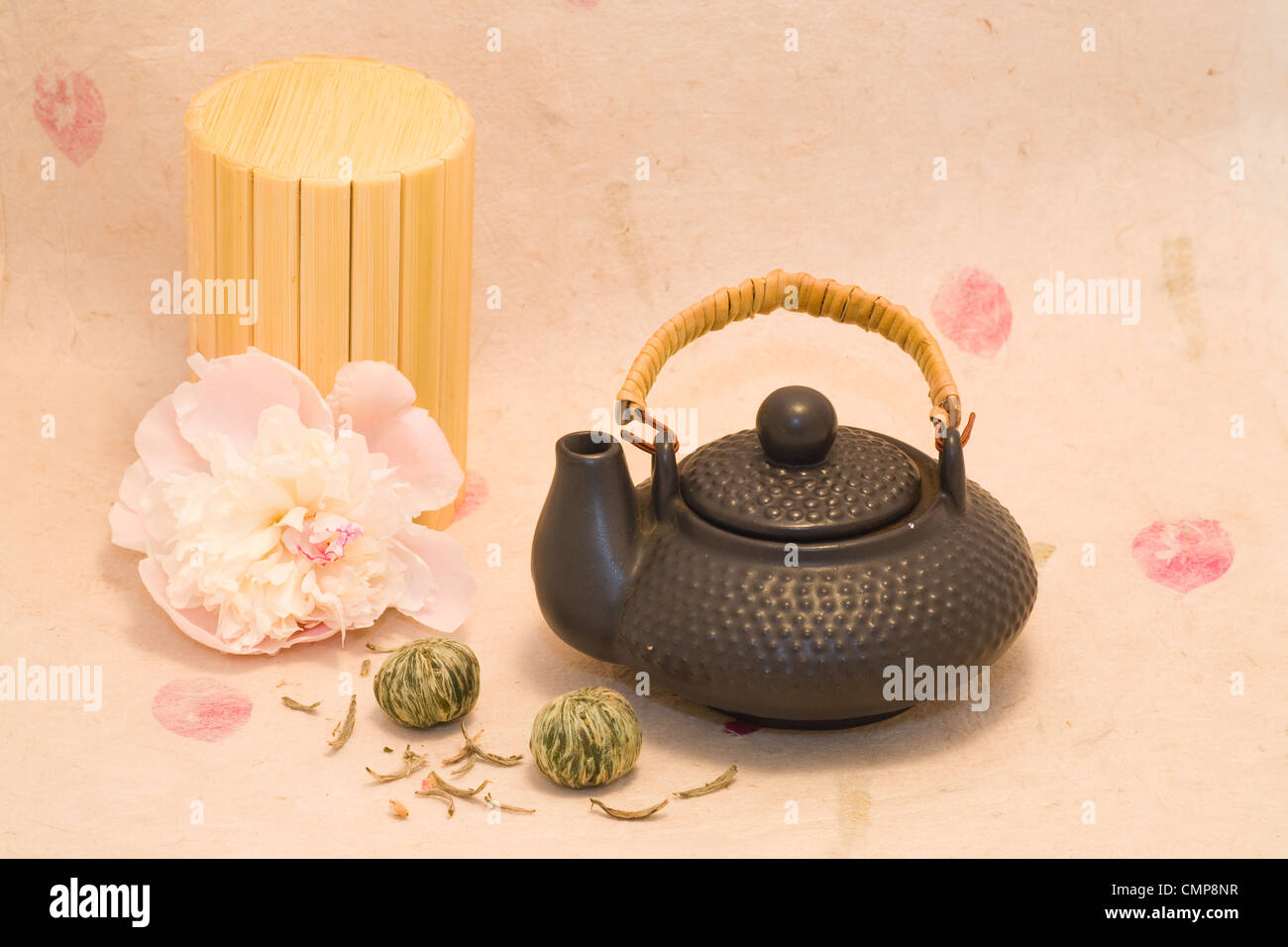 Théière noire avec fleur de lotus et la Fleur de thé chinois peony Banque D'Images