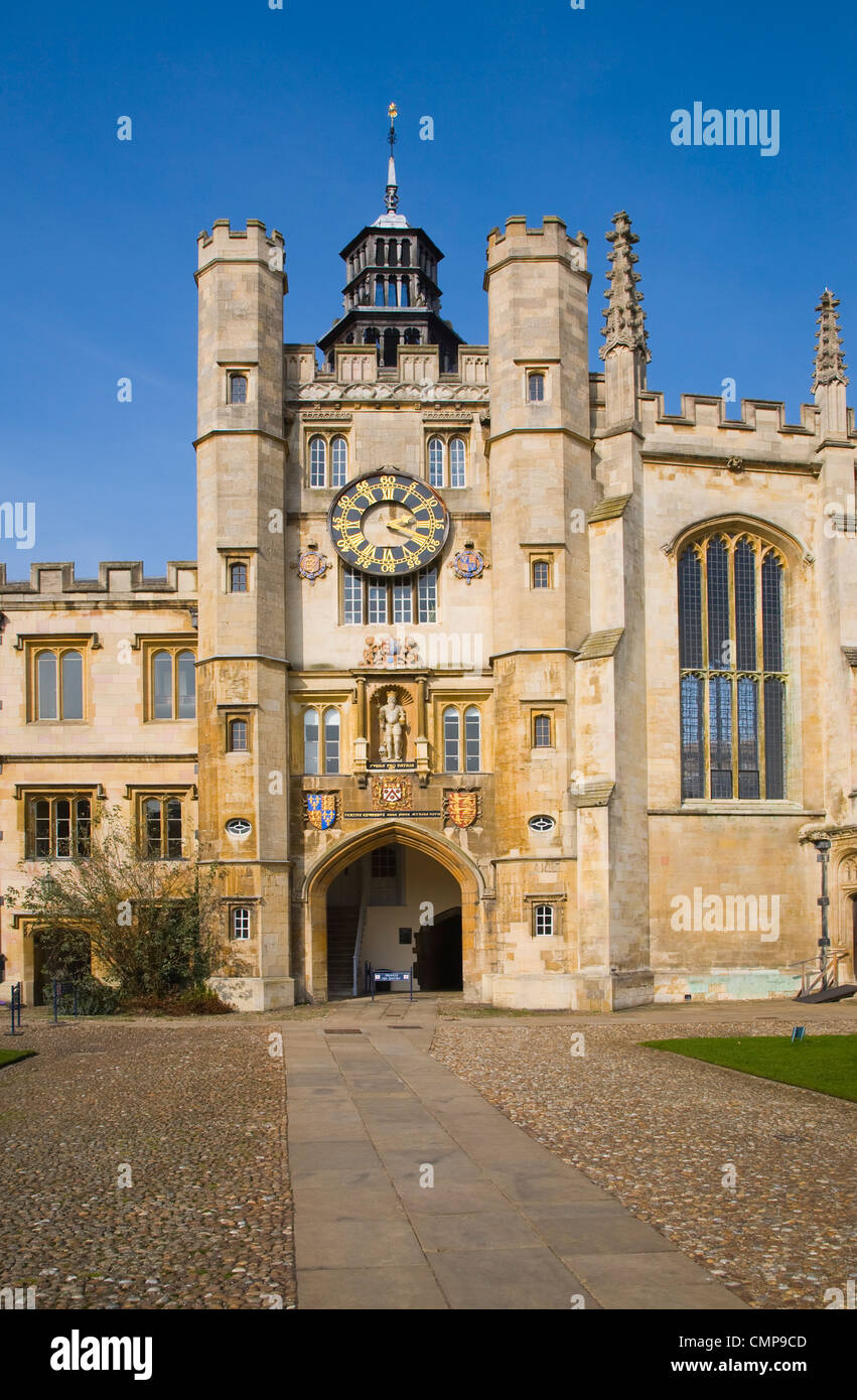 La grande cour tour de l'horloge et chapelle Trinity College l'Université de Cambridge en Angleterre Banque D'Images La grande cour tour de l'horloge et chapelle Trinity College l'Université de Cambridge en Angleterre Banque D'Images