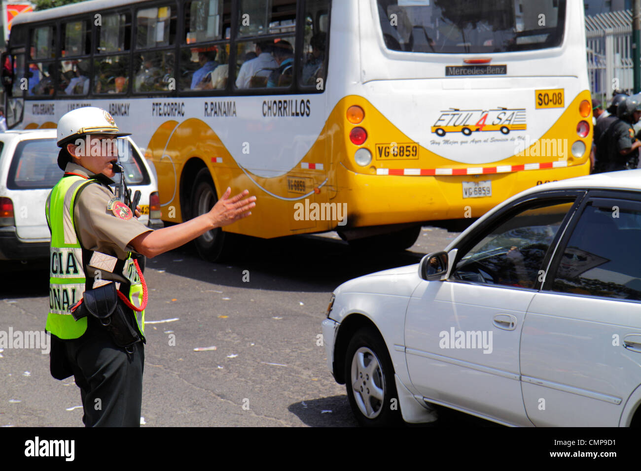 Lima Pérou,San Isidro,Avenida Canaval y Moreyra,scène de rue,femme hispanique femmes,police nationale,police,police,armée,uniforme,canon,réfléchissant v Banque D'Images