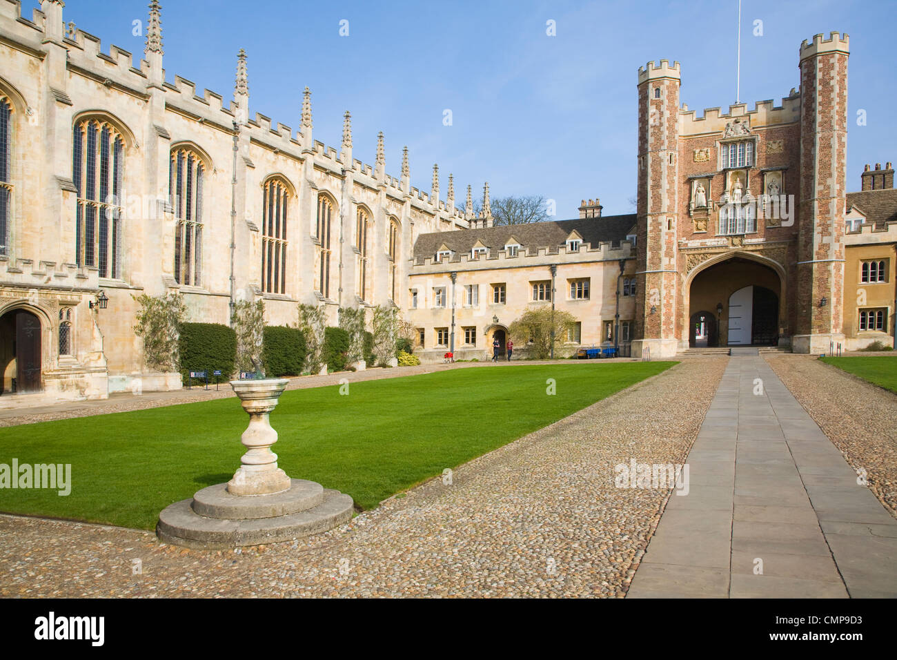La grande cour, chapelle et Gatehouse Trinity College l'Université de Cambridge en Angleterre Banque D'Images La grande cour, chapelle et Gatehouse Trinity College l'Université de Cambridge en Angleterre Banque D'Images