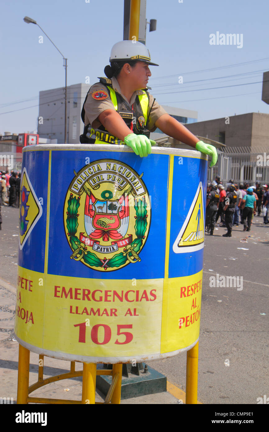 Lima Pérou,San Isidro,Avenida Canaval y Moreyra,scène de rue,femme hispanique femmes,police nationale,police de police,uniforme,gilet réfléchissant,casque Banque D'Images