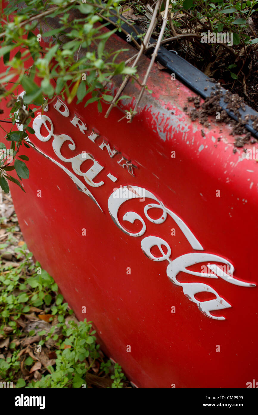 Vintage Coca-Cola utilisée comme refroidisseur photographié dans le semoir Gruene, Texas. Banque D'Images