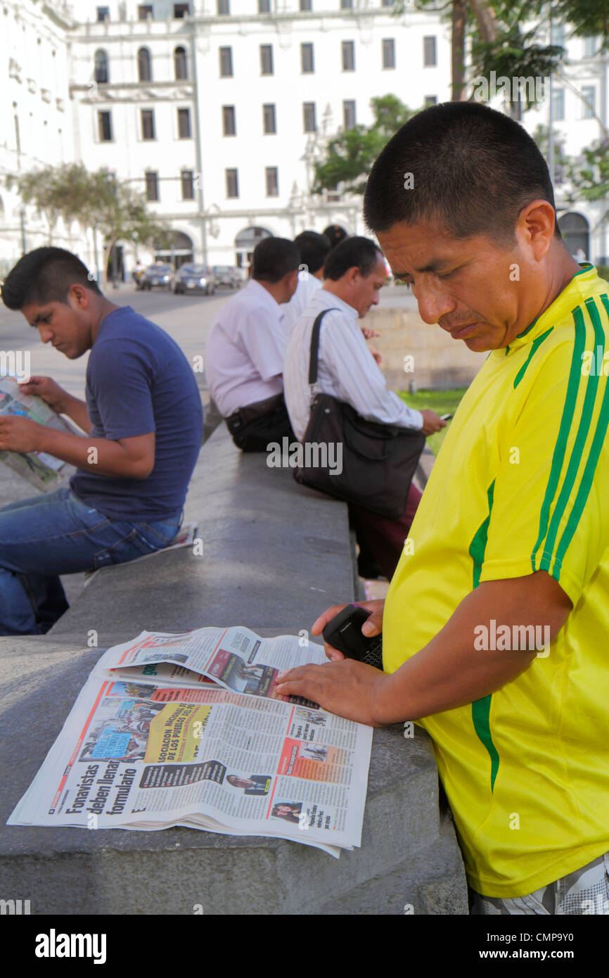 Lima Pérou,Jiron de la Union,Plaza San Martin,scène de rue,hispanique Latin Latino hispanique Latins Latinos,homme hommes adultes masculins,lecture Banque D'Images
