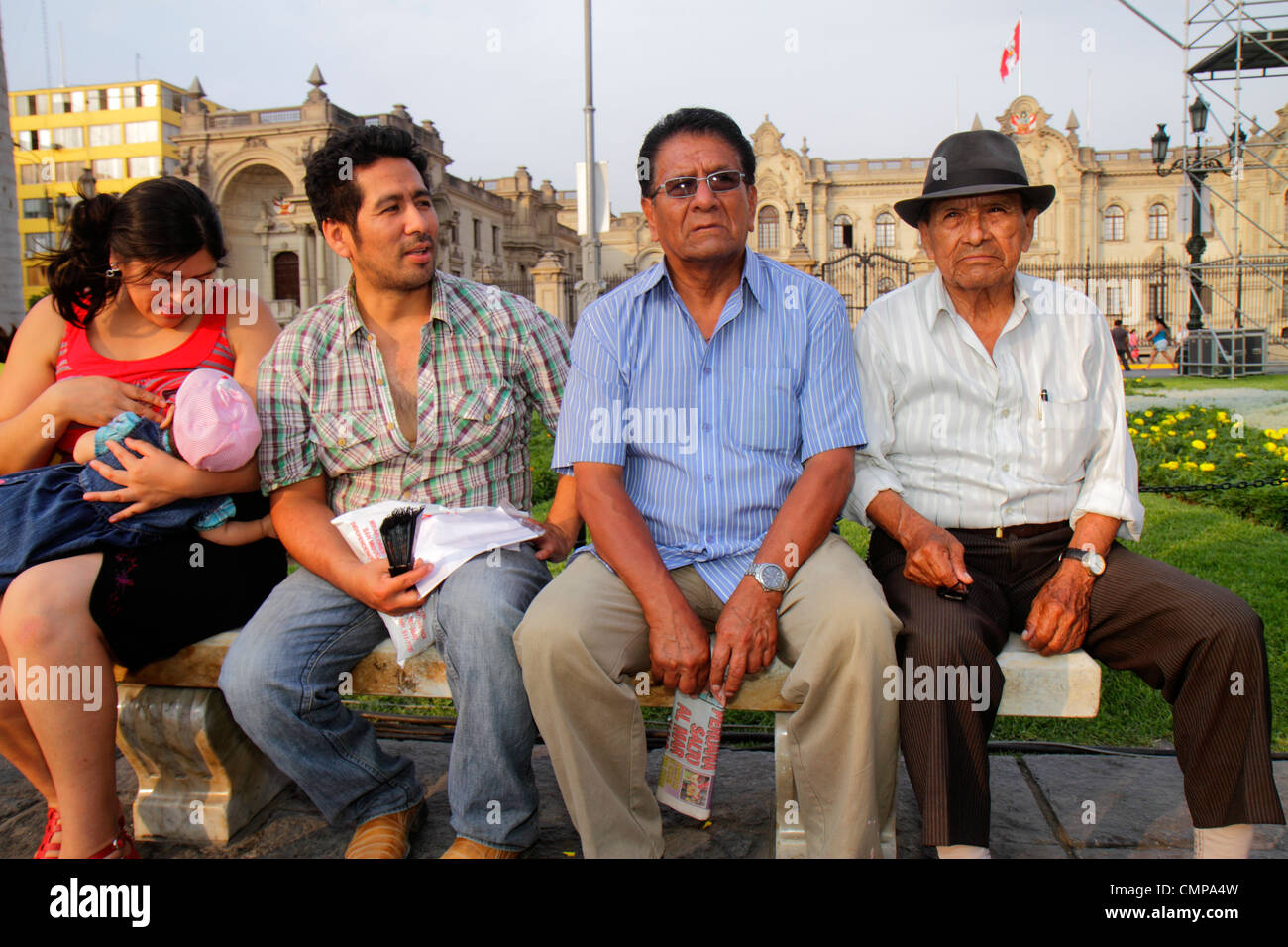 Lima Pérou,Plaza de Armas,place publique,parc,hispanique latin Latino immigrants ethniques minorités,adultes homme hommes,femme femmes la Banque D'Images