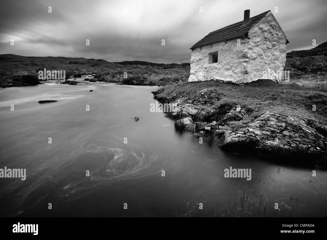 Ciel gris nuageux fishermans cottage Maam Cross Galway Irlande ultra longue exposition de conversion noir et blanc B +W Banque D'Images