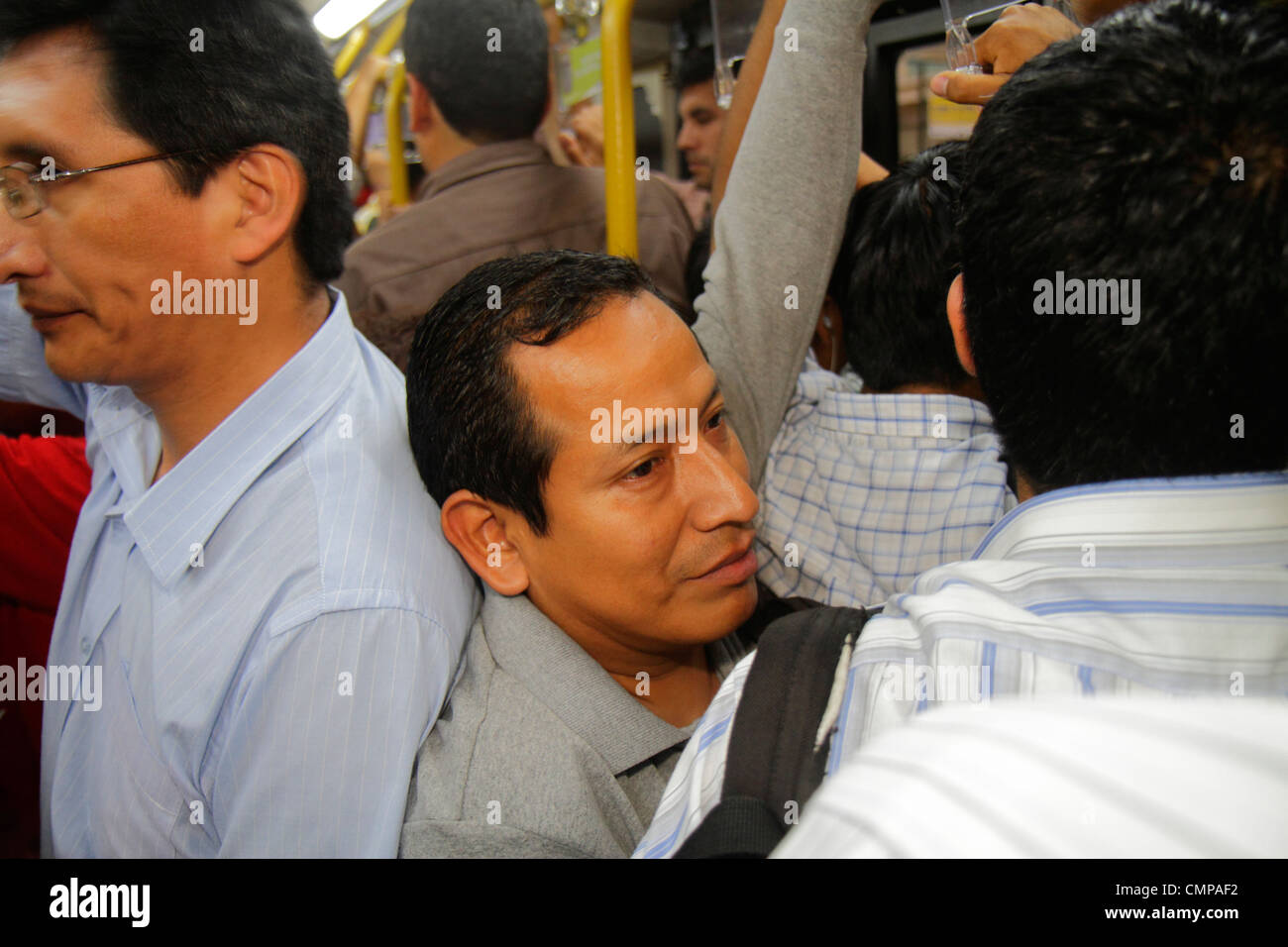 Lima Pérou, Avenida Emancipacion, ligne de bus Metropolitano, transports publics, bus, autocar, debout, hispanique Latin Latino hispaniques Latins Latinos, m Banque D'Images