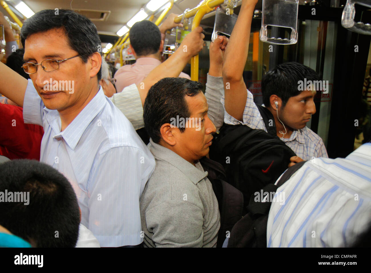 Lima Pérou, Avenida Emancipacion, ligne de bus Metropolitano, transports publics, bus, autocar, debout, hispanique Latin Latino hispaniques Latins Latinos, m Banque D'Images