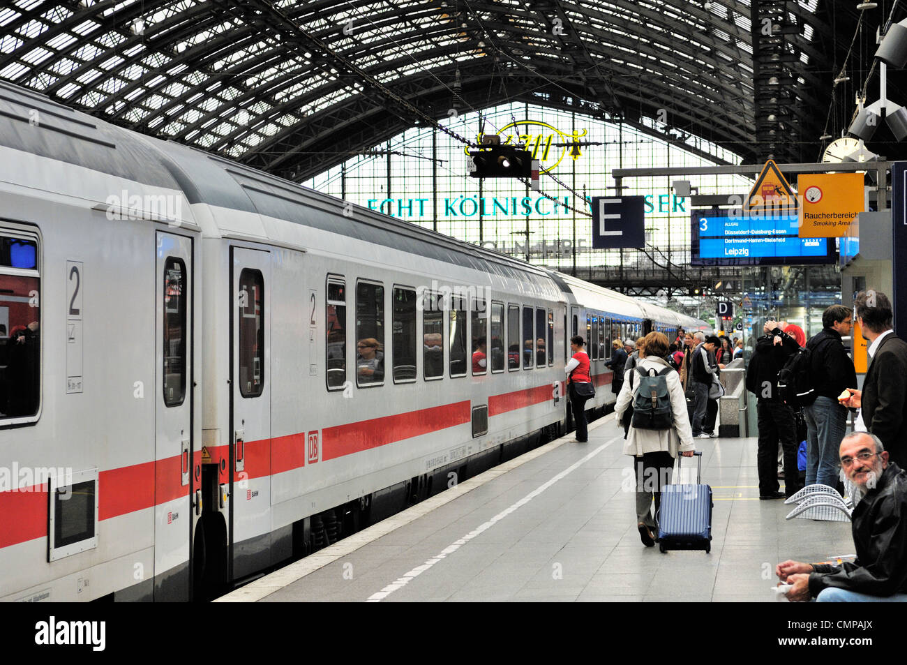 La Deutsche Bahn allemande DB high speed train interurbain de voyageurs debout à plate-forme en gare de Cologne, Allemagne Banque D'Images