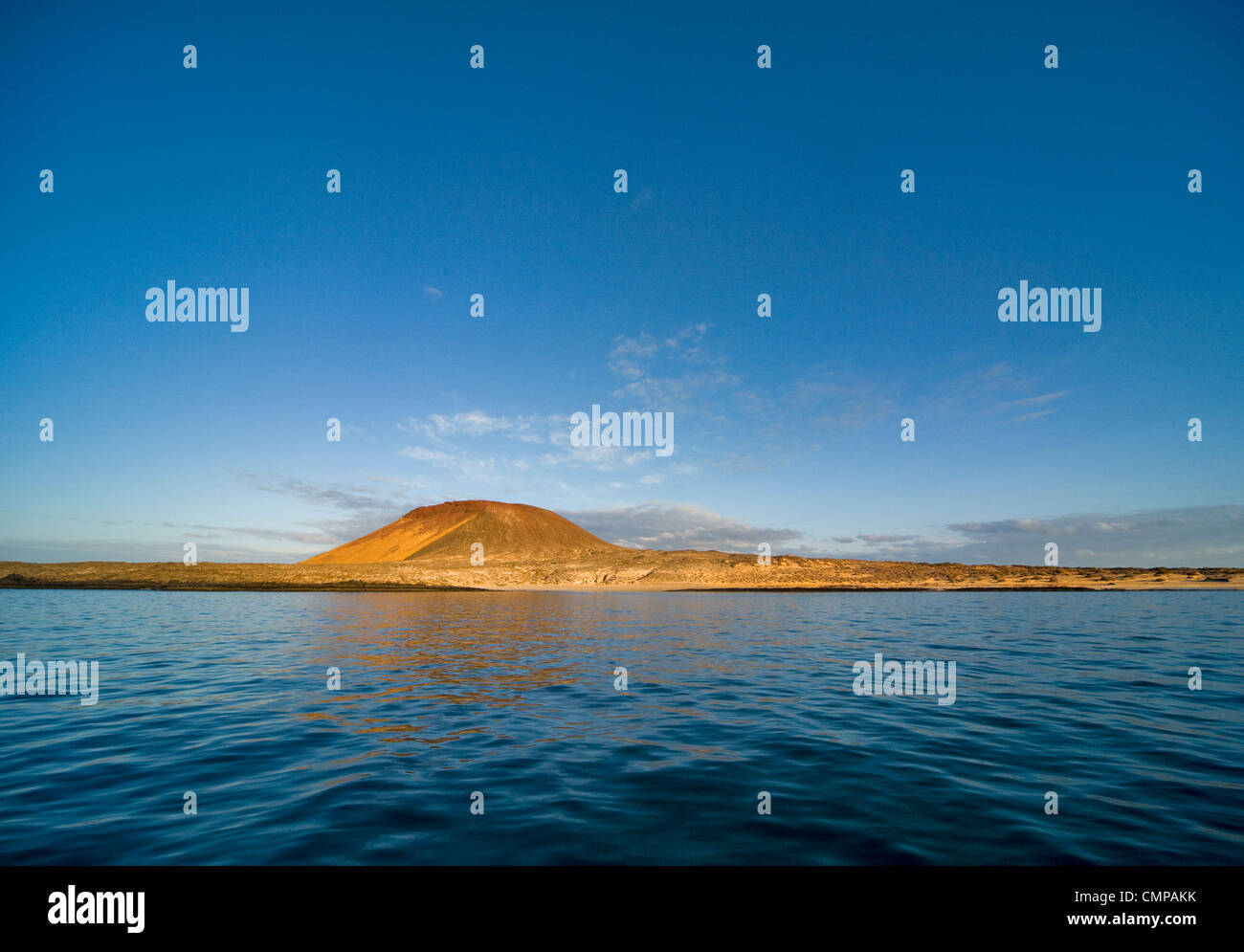 La Graciosa island avec le soleil du matin en direction de Montaña Clara et Playa Francesa Canaries Espagne Banque D'Images