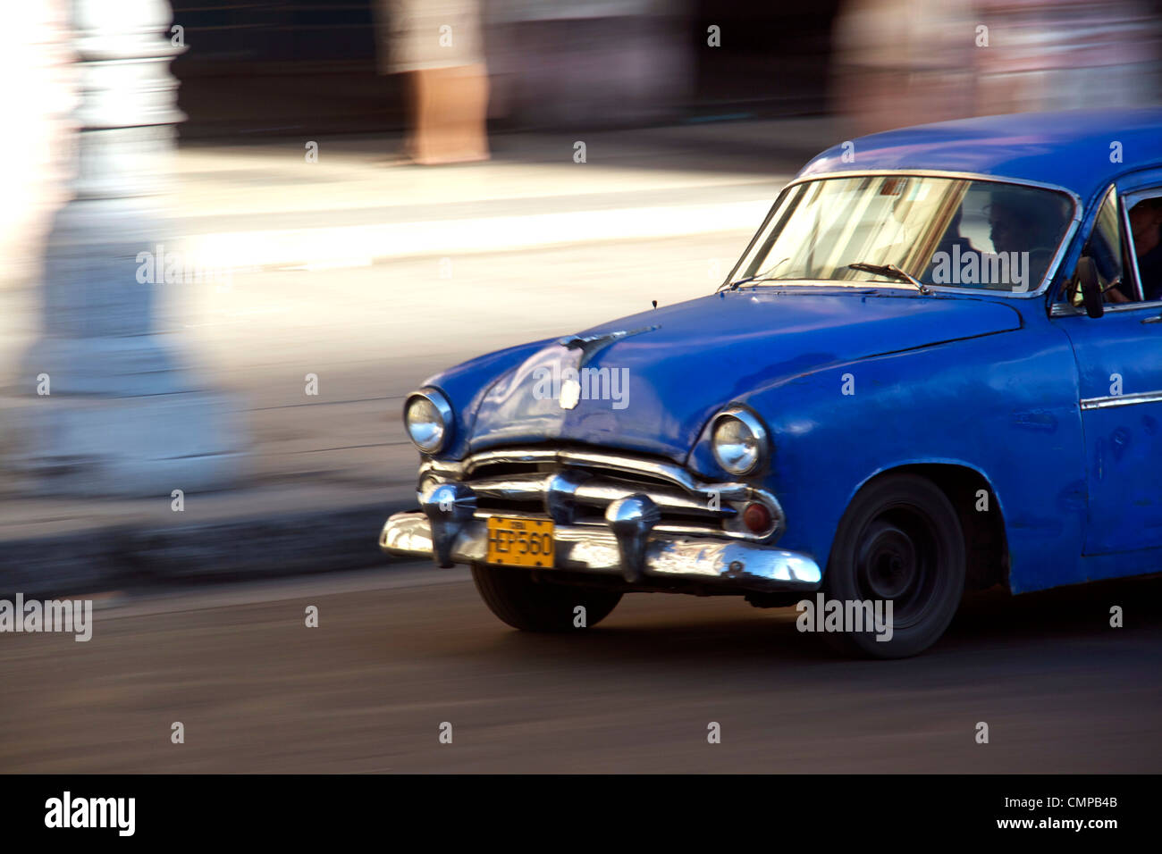 Lent panoramique d'une vieille voiture des années 1950 à La Havane, Cuba Banque D'Images Lent panoramique d'une vieille voiture des années 1950 à La Havane, Cuba Banque D'Images