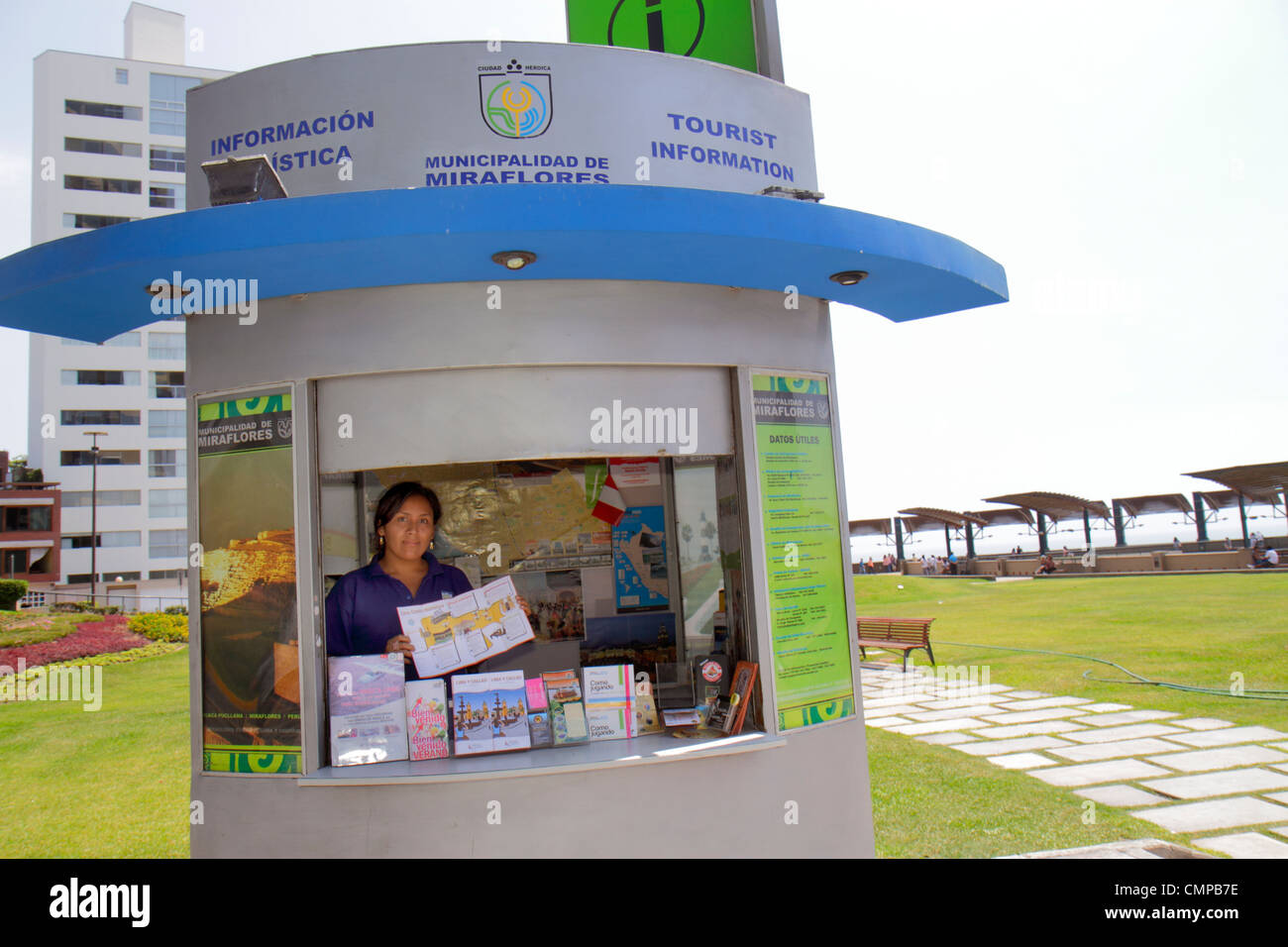 Lima Pérou,Miraflores,Malecon de la Reserva,Parque Salazar,parc urbain,bord de mer,informations touristiques,kiosque,femme hispanique femme femme femme,brochure brochur Banque D'Images
