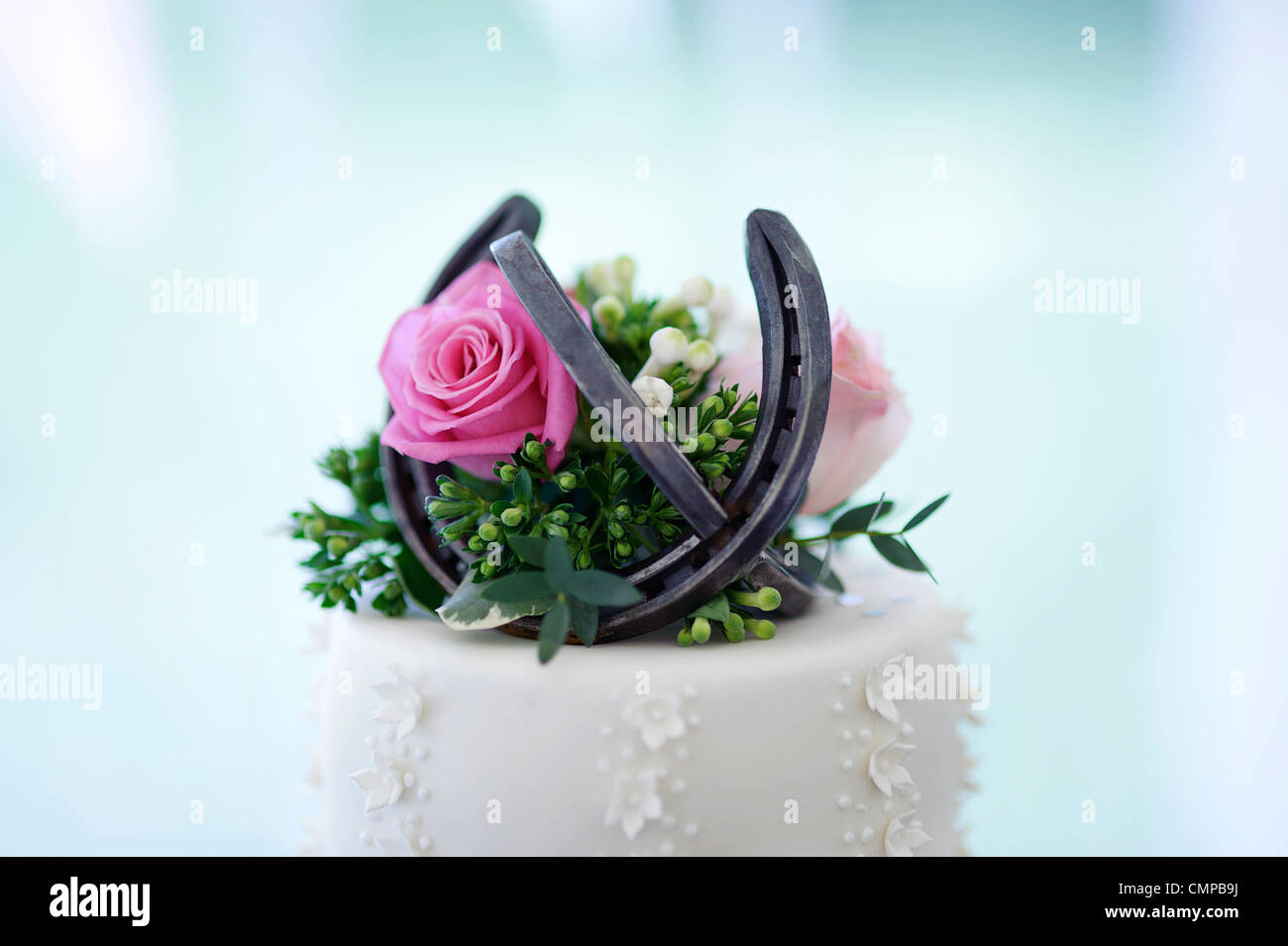 Top tier de gâteau de mariage blanc avec rose rose et Horseshoe Banque D'Images