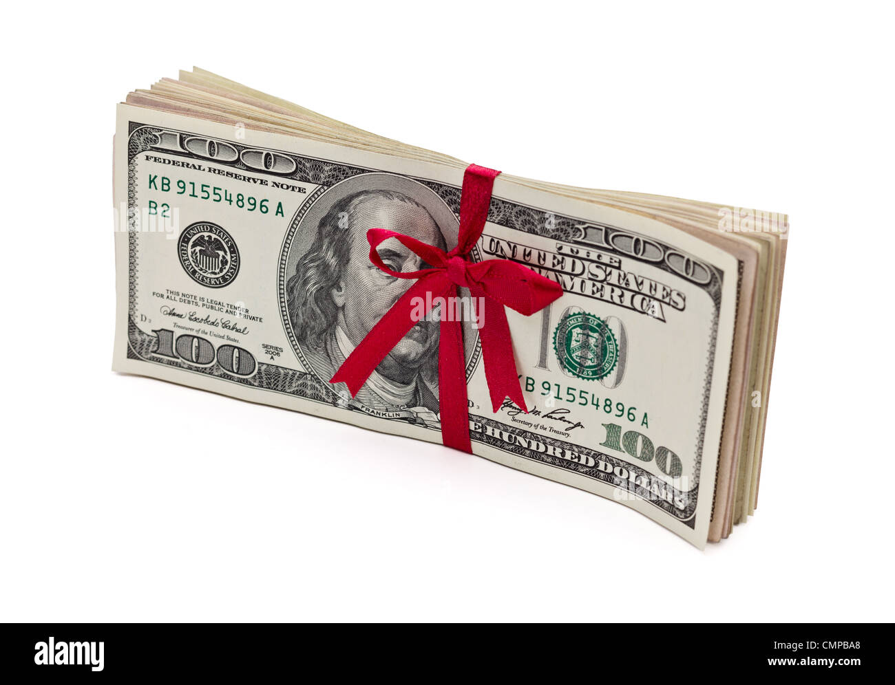 Arc rouge sur une pile d'une centaine de dollars. Isolé sur fond blanc. Banque D'Images