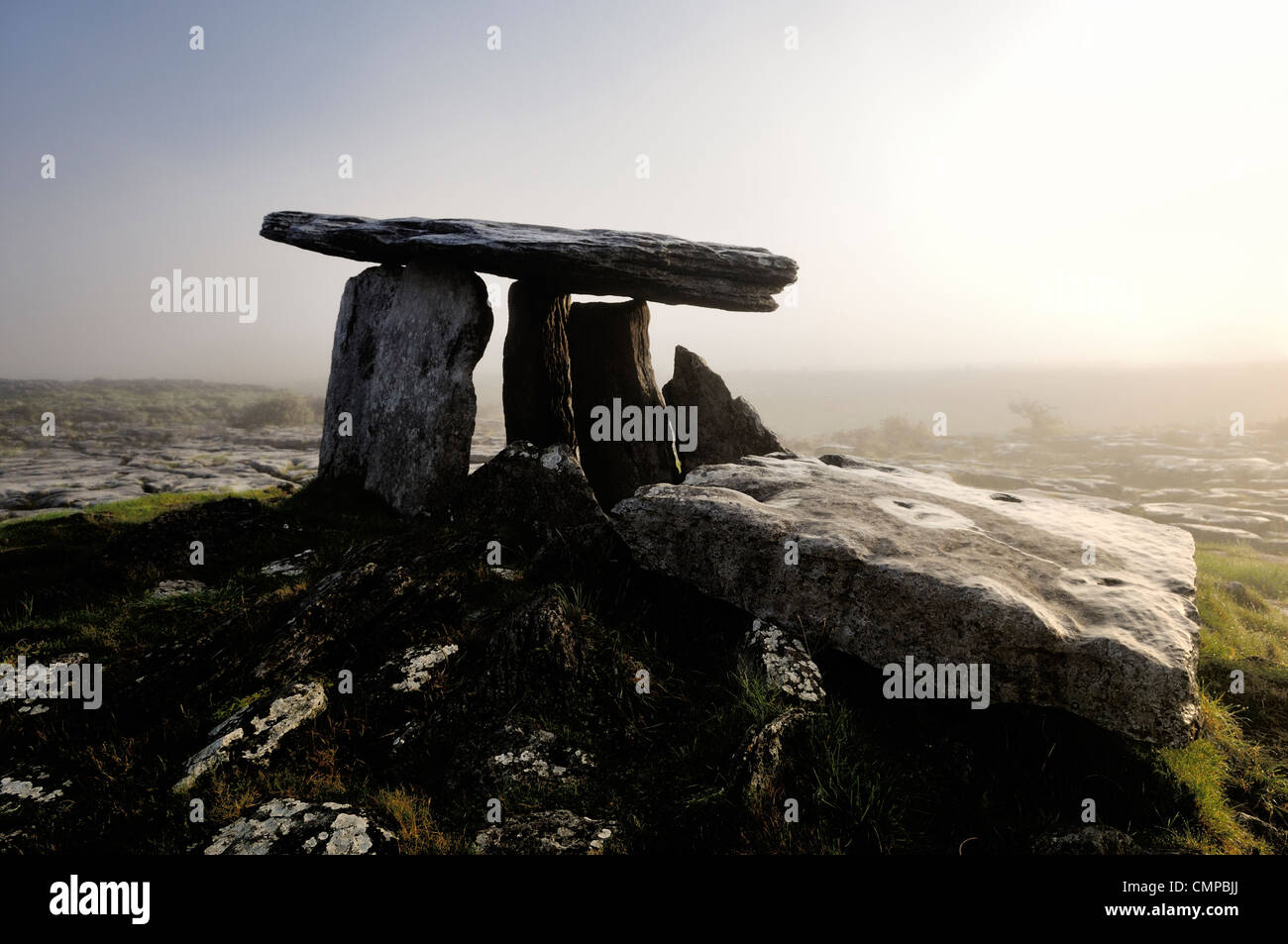 L'Âge de pierre préhistoriques de Poulnabrone dolmen tombe sur le plateau calcaire du Burren près de falaises de Moher, comté de Clare, Irlande Banque D'Images