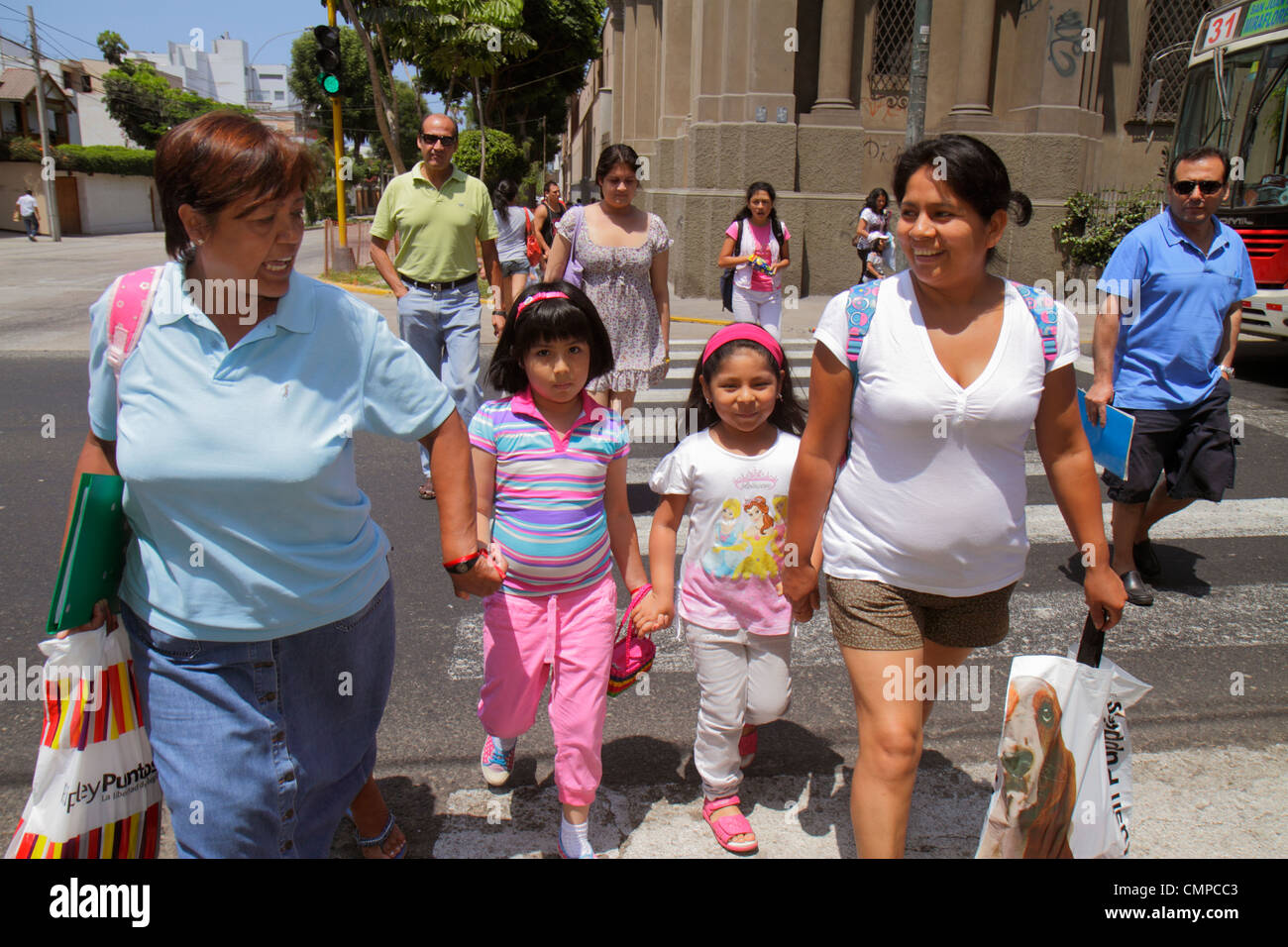 Lima Pérou,Barranco,Avenida El Libertador San Martin,scène de rue,croisement,intersection,hispanique Latin Latino hispanique Latins Latinos,adul Banque D'Images