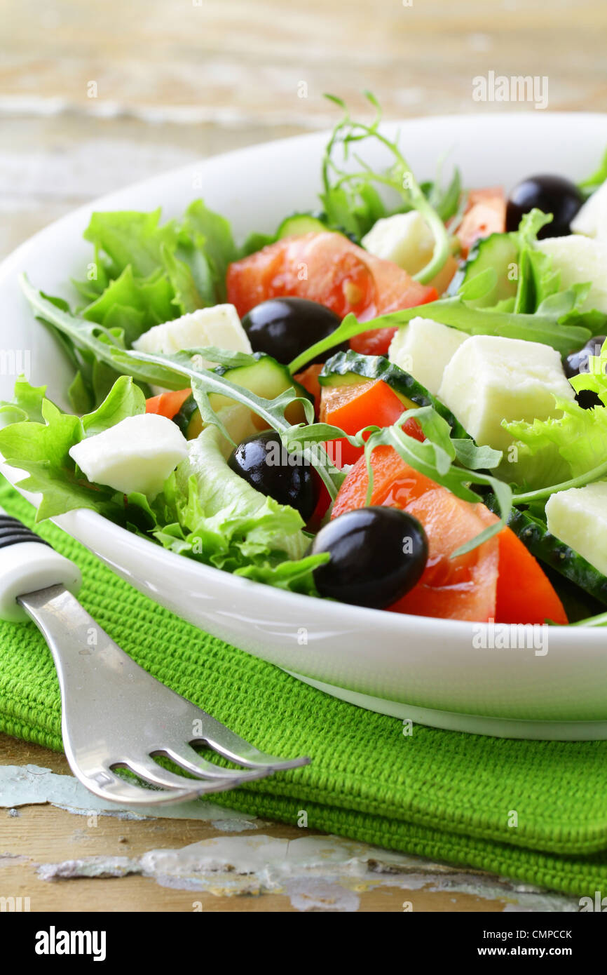 Salade grecque aux olives, tomates et fromage feta Banque D'Images