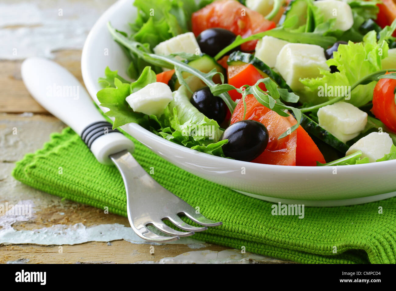 Salade grecque aux olives, tomates et fromage feta Banque D'Images